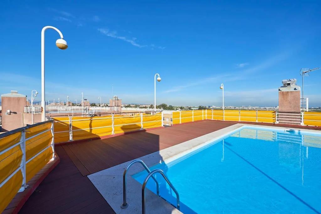 Modern With Garage And Pool Lejlighed Lisboa